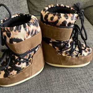 Moon Boot Kids Brown and Black Leopard Boots

Sz-7 to9
Eur 23/26

new for infant